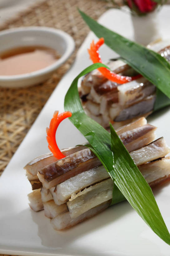 无人,竖图,俯视,室内,特写,白天,爱情,烹饪,中餐,幸福,纯洁,热情,餐桌,桌子,玫瑰,餐具,叶子,一排,许多,竹制,整齐,装饰,盛开,碟子,盘,陶瓷,调料,酱料,酱汁,肉,鱼肉,佐料,料理,食品,绿叶,玫瑰花,陶瓷制品,调味品,很多,浪漫,调味料,花蕾,酱,菜肴,美食,肉类,花,花瓣,花朵,鲜花,食物,腌制,排列,红色,白色,盘子,垫子,碟,花苞,花蕊,温暖,温馨,中式,嫩叶,恩爱,红玫瑰,佳肴,餐台,中华料理,堆,华丽,修饰,点缀,和睦,竹制品,队列,感动,肉食,咸鱼,衬托,美观,雅致,雅观,尊敬,消食,天真,刺玫花,徘徊花,叶,叶片,彩图,高角度拍摄,腌鱼,融洽,开胃,shjb1