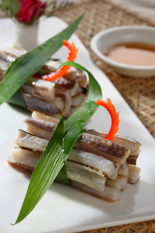 无人,竖图,俯视,室内,特写,白天,爱情,烹饪,中餐,幸福,纯洁,热情,餐桌,桌子,玫瑰,餐具,叶子,一排,许多,竹制,整齐,装饰,盛开,碟子,盘,陶瓷,调料,酱料,酱汁,肉,鱼肉,佐料,料理,食品,绿叶,玫瑰花,陶瓷制品,调味品,很多,浪漫,调味料,花蕾,酱,菜肴,美食,肉类,花,花瓣,花朵,鲜花,食物,腌制,排列,红色,白色,盘子,垫子,碟,花苞,花蕊,温暖,温馨,中式,嫩叶,恩爱,红玫瑰,佳肴,餐台,中华料理,堆,华丽,修饰,点缀,和睦,竹制品,队列,感动,肉食,咸鱼,衬托,美观,雅致,雅观,尊敬,消食,天真,刺玫花,徘徊花,叶,叶片,彩图,高角度拍摄,腌鱼,融洽,开胃,shjb1