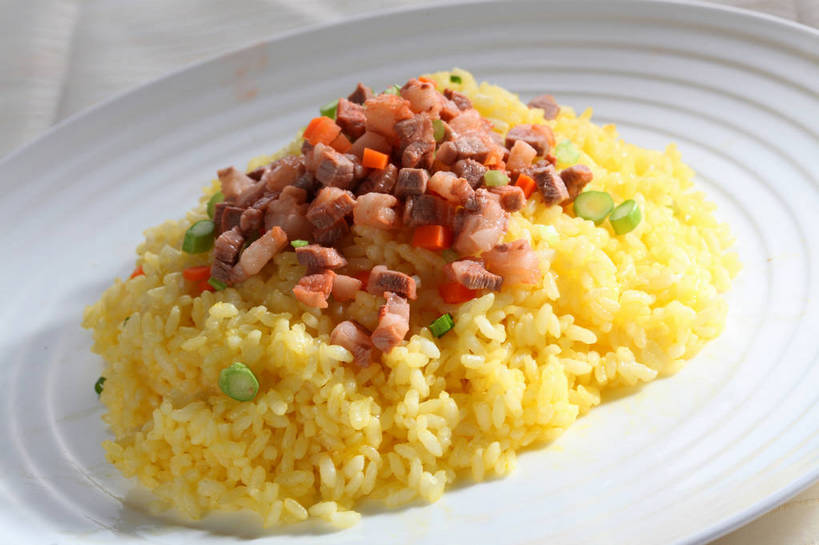 米饭,无人,横图,俯视,室内,特写,白天,烹饪,中餐,餐桌,桌子,餐具,一堆,许多,堆叠,堆积,布料,碟子,盘,陶瓷,炒饭,调味,肉,香料,佐料,料理,食品,陶瓷制品,饭,很多,布纹,菜肴,美食,肉类,桌布,食物,一个,白色,盘子,餐巾,碟,台布,中式,佳肴,单个,餐台,中华料理,堆,五谷,配料,肉食,作料,餐桌布,彩图,高角度拍摄,shjb1,肉丁炒饭