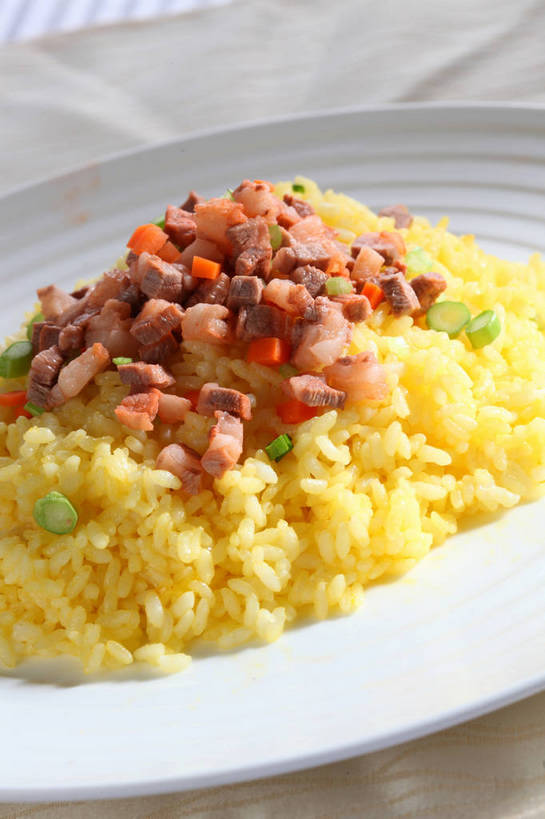 米饭,无人,竖图,俯视,室内,特写,白天,烹饪,中餐,餐桌,桌子,餐具,一堆,许多,堆叠,堆积,布料,碟子,盘,陶瓷,炒饭,调味,肉,香料,佐料,料理,食品,陶瓷制品,饭,很多,布纹,菜肴,美食,肉类,桌布,食物,一个,白色,盘子,餐巾,碟,台布,中式,佳肴,单个,餐台,中华料理,堆,五谷,配料,肉食,作料,餐桌布,彩图,高角度拍摄,shjb1,肉丁炒饭