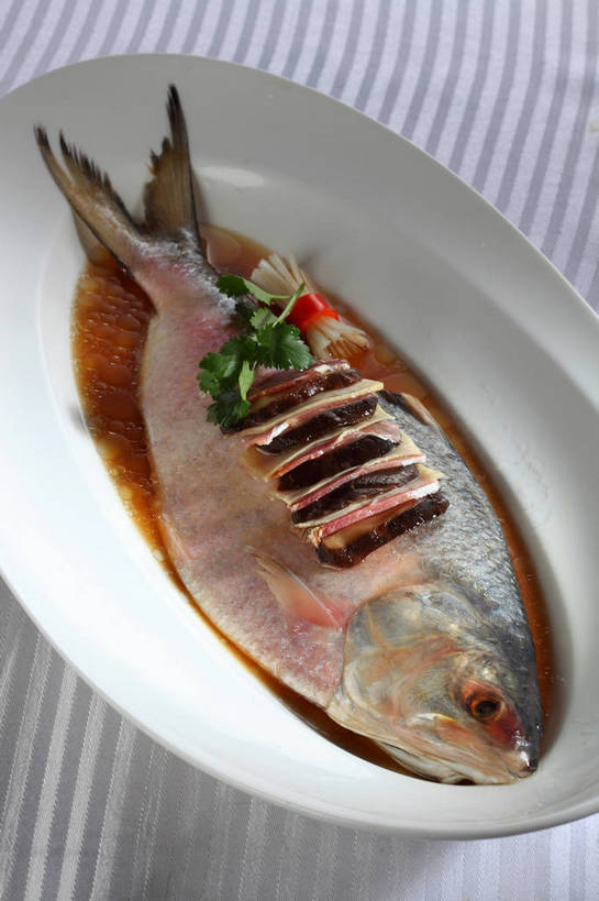 无人,竖图,俯视,室内,特写,白天,烹饪,中餐,餐桌,桌子,蔬菜,一条,新鲜,布料,陶瓷,菌菇,香菜,香菇,肉,鱼肉,料理,食品,陶瓷制品,菌类,布纹,火腿,猪肉,菜肴,美食,肉类,桌布,食物,腌制,一个,餐巾,容器,台布,碗,中式,食用菌,佳肴,有机食品,绿色食品,单个,餐台,中华料理,储藏,真菌,储存,肉食,蒸菜,胡菜,香荽,原荽,园荽,芫荽,豚肉,胡荽,莞荽,芫茜,芫蓿,莚葛草,莚荽菜,椎茸,熏制,火肉,兰熏,猪腿,餐桌布,彩图,高角度拍摄,全身,清蒸鱼,平庄菇,香菌,香蕈,贮存,shjb1