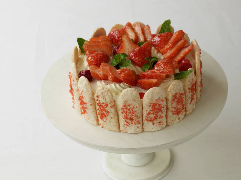 点心,无人,横图,俯视,室内,特写,白天,白色背景,下午茶,餐桌,桌子,草莓,浆果,水果,一排,许多,新鲜,整齐,并列,并排,环绕,围绕,生食,食品,果实,水果蛋糕,很多,环抱,食物,糕点,排列,一个,红色,白色,饼干,零食,奶油,摄影,有机食品,绿色食品,影棚,单个,餐台,乳制品,队列,摄影棚,平行,手指饼,萦绕,激凌,克林姆,淇淋,蛋糕台,手指饼干,洋莓,水果皇后,红莓,地莓,彩图,高角度拍摄,影棚拍摄,拍摄,蛋糕,shjb1