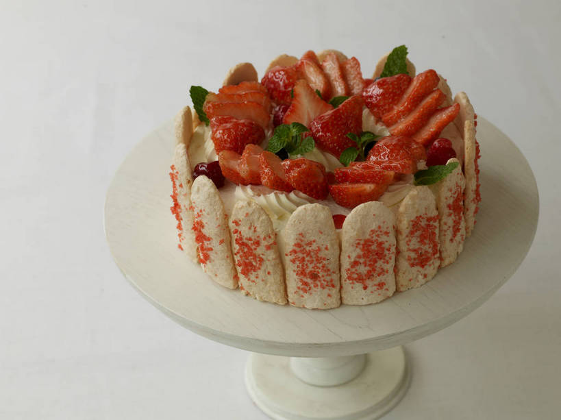 点心,无人,横图,俯视,室内,特写,白天,白色背景,下午茶,餐桌,桌子,草莓,浆果,水果,一排,许多,新鲜,整齐,并列,并排,环绕,围绕,生食,食品,果实,水果蛋糕,很多,环抱,食物,糕点,排列,一个,红色,白色,饼干,零食,奶油,摄影,有机食品,绿色食品,影棚,单个,餐台,乳制品,队列,摄影棚,平行,手指饼,萦绕,激凌,克林姆,淇淋,蛋糕台,手指饼干,洋莓,水果皇后,红莓,地莓,彩图,高角度拍摄,影棚拍摄,拍摄,蛋糕,shjb1