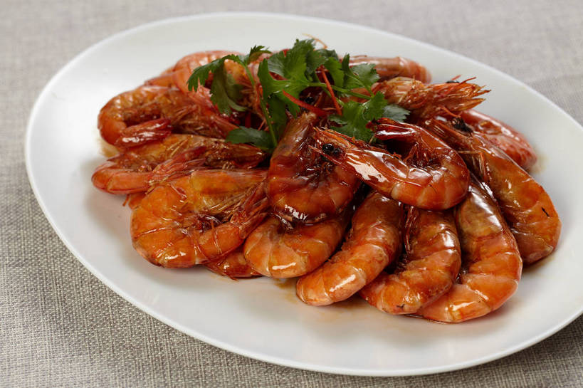 海鲜,无人,横图,俯视,室内,特写,白天,烹饪,中餐,餐桌,桌子,蔬菜,餐具,一排,许多,新鲜,整齐,并列,并排,布料,碟子,盘,陶瓷,香菜,调料,酱料,酱汁,肉,虾,佐料,料理,食品,陶瓷制品,调味品,很多,调味料,布纹,水产,酱,菜肴,美食,肉类,海洋生物,桌布,食物,排列,一个,白色,盘子,餐巾,碟,台布,中式,佳肴,有机食品,绿色食品,单个,餐台,中华料理,虾肉,队列,水生动物,河虾,海产品,平行,水生物,肉食,海底动物,胡菜,香荽,原荽,园荽,芫荽,胡荽,莞荽,芫茜,芫蓿,莚葛草,莚荽菜,本帮菜,沪菜,上海菜,淡水虾,青虾,日本沼虾,餐桌布,彩图,高角度拍摄,shjb1,油爆虾