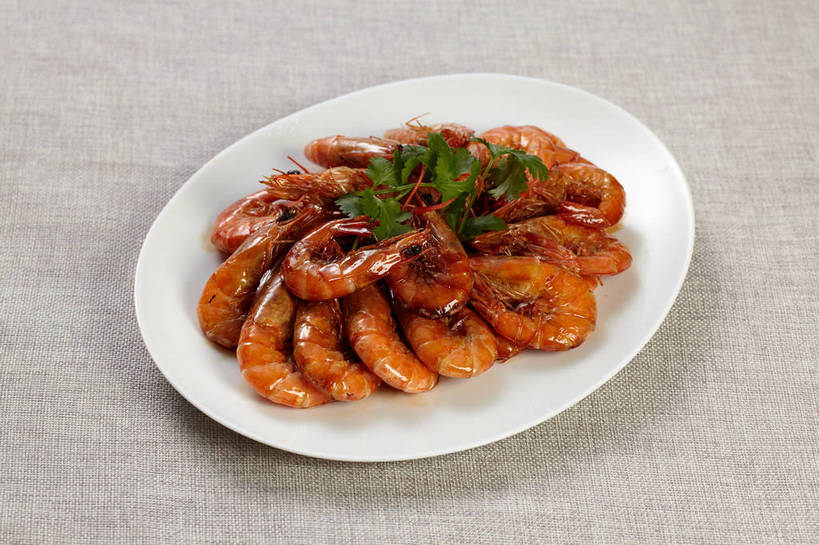 海鲜,无人,横图,俯视,室内,特写,白天,烹饪,中餐,餐桌,桌子,蔬菜,餐具,一排,许多,新鲜,整齐,并列,并排,布料,碟子,盘,陶瓷,香菜,调料,酱料,酱汁,肉,虾,佐料,料理,食品,陶瓷制品,调味品,很多,调味料,布纹,水产,酱,菜肴,美食,肉类,海洋生物,桌布,食物,排列,一个,白色,盘子,餐巾,碟,台布,中式,佳肴,有机食品,绿色食品,单个,餐台,中华料理,虾肉,队列,水生动物,河虾,海产品,平行,水生物,肉食,海底动物,胡菜,香荽,原荽,园荽,芫荽,胡荽,莞荽,芫茜,芫蓿,莚葛草,莚荽菜,本帮菜,沪菜,上海菜,淡水虾,青虾,日本沼虾,餐桌布,彩图,高角度拍摄,shjb1,油爆虾