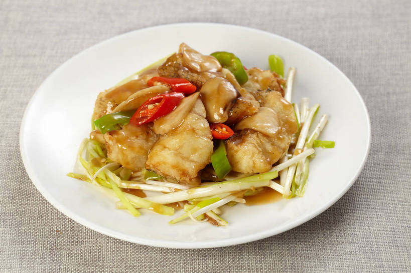 无人,横图,俯视,室内,特写,白天,烹饪,中餐,餐桌,桌子,辣椒,蔬菜,餐具,一堆,许多,阴影,堆叠,堆积,新鲜,反射,布料,碟子,盘,影子,陶瓷,韭菜,青椒,调料,鸡肉,酱料,酱汁,肉,佐料,料理,食品,陶瓷制品,调味品,很多,调味料,布纹,酱,菜肴,美食,肉类,桌布,食物,一个,白色,盘子,餐巾,碟,台布,中式,佳肴,有机食品,绿色食品,单个,餐台,中华料理,堆,韭黄,肉食,起阳草,辣角,红海椒,大椒,辣虎,广椒,韭,山韭,长生韭,菜椒,甜椒,柿子椒,辣子,红辣椒,海椒,番椒,灯笼椒,餐桌布,彩图,高角度拍摄,黄韭,shjb1