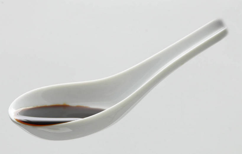 无人,横图,室内,特写,白天,正面,一把,灰色背景,勺子,陶瓷,调料,陶瓷制品,调味品,调味料,酱油,白色,调羹,汤匙,摄影,影棚,摄影棚,豉油,彩图,影棚拍摄,拍摄,shjb1
