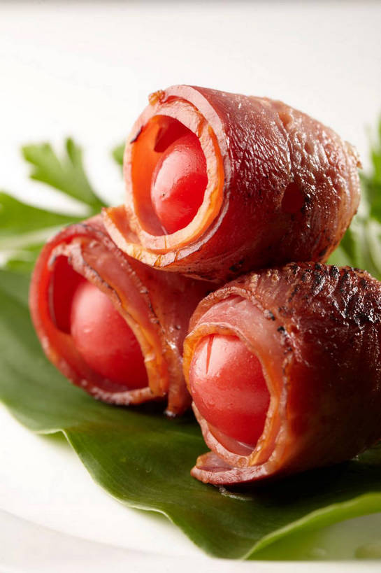 无人,竖图,俯视,室内,特写,白天,蔬菜,西红柿,小番茄,餐具,叶子,一排,新鲜,整齐,装饰,碟子,盘,陶瓷,肉,食品,绿叶,陶瓷制品,培根,猪肉,肉类,食物,排列,三个,一个,白色,盘子,碟,嫩叶,有机食品,绿色食品,单个,堆,华丽,修饰,点缀,队列,肉食,豚肉,衬托,美观,雅致,雅观,小西红柿,樱桃小番茄,珍珠小番茄,叶,叶片,樱桃番茄,圣女果,番茄,彩图,高角度拍摄,烟肉,腌熏,培根卷,番茄培根卷,shjb1