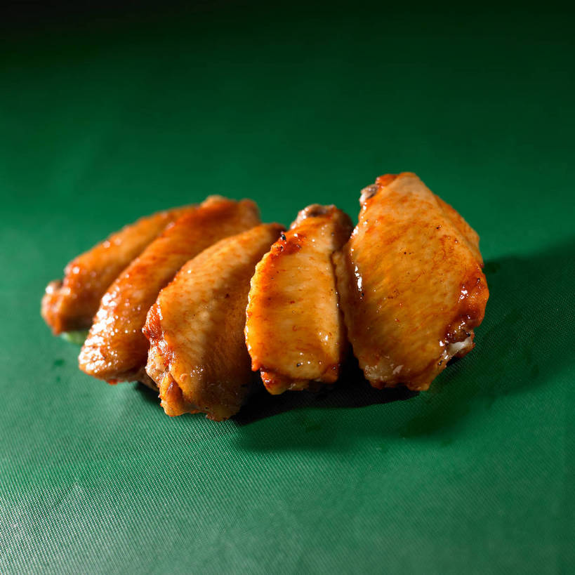 无人,横图,俯视,室内,特写,白天,烹饪,餐桌,桌子,五个,一排,许多,绿色背景,阴影,整齐,并列,并排,反射,影子,鸡肉,肉,料理,食品,鸡翅,菜肴,美食,肉类,食物,排列,摄影,佳肴,影棚,餐台,队列,摄影棚,平行,肉食,烤鸡翅,彩图,高角度拍摄,影棚拍摄,拍摄,shjb1