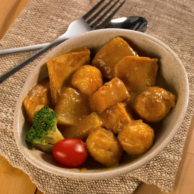 咖哩,无人,横图,俯视,室内,特写,白天,烹饪,餐桌,桌子,蔬菜,西红柿,小番茄,餐具,金属制品,一堆,许多,堆叠,堆积,新鲜,金属,木制,布料,叉子,勺子,陶瓷,西兰花,调料,肉,料理,食品,陶瓷制品,调味品,丸子,很多,调味料,布纹,肉糜,肉末,咖喱,菜肴,美食,肉类,肉丸,桌布,食物,一个,餐巾,木制品,容器,调羹,台布,汤匙,碗,佳肴,有机食品,绿色食品,单个,餐台,肉圆,储藏,堆,鱼豆腐,储存,肉食,餐叉,甘蓝花,小西红柿,樱桃小番茄,珍珠小番茄,进餐用具,樱桃番茄,圣女果,番茄,餐桌布,彩图,高角度拍摄,绿菜花,绿花菜,青花菜,蔬菜皇冠,油炸鱼糕,鱼糜,贮存,咖喱肉丸,shjb1