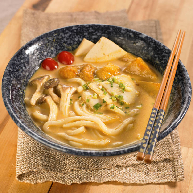 面食,面条,无人,横图,俯视,室内,特写,白天,烹饪,餐桌,筷子,桌子,蔬菜,西红柿,小番茄,餐具,一双,新鲜,木制,布料,陶瓷,菌菇,竹笋,面,肉,日本料理,料理,食品,陶瓷制品,菌类,布纹,文化,传统,肉糜,肉末,笋,菜肴,美食,肉类,桌布,食物,一个,红色,餐巾,木制品,容器,台布,碗,日式料理,日式,乌冬面,食用菌,佳肴,有机食品,绿色食品,单个,餐台,储藏,礼节,真菌,鱼豆腐,储存,礼仪,肉食,乌龙面,小西红柿,樱桃小番茄,珍珠小番茄,进餐用具,樱桃番茄,圣女果,番茄,餐桌布,彩图,高角度拍摄,油炸鱼糕,鱼糜,贮存,shjb1