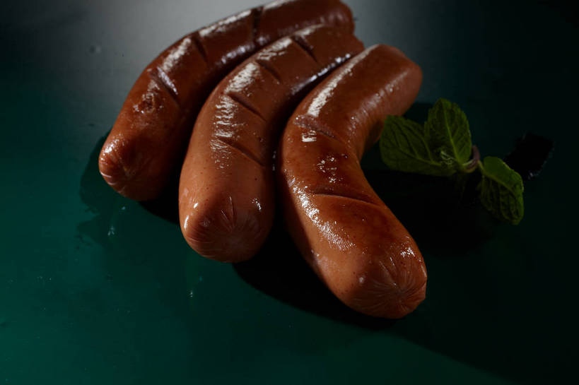 无人,横图,俯视,室内,特写,白天,烹饪,中餐,餐桌,桌子,三根,一排,切开,绿色背景,阴影,整齐,反射,影子,香肠,薄荷,料理,食品,银丹草,腊肠,烤香肠,菜肴,美食,食物,排列,切,中式,摄影,佳肴,影棚,潮湿,餐台,中华料理,队列,摄影棚,剖面,切面,湿润,斑叶凤梨薄荷,夜息香,彩图,高角度拍摄,影棚拍摄,拍摄,shjb1