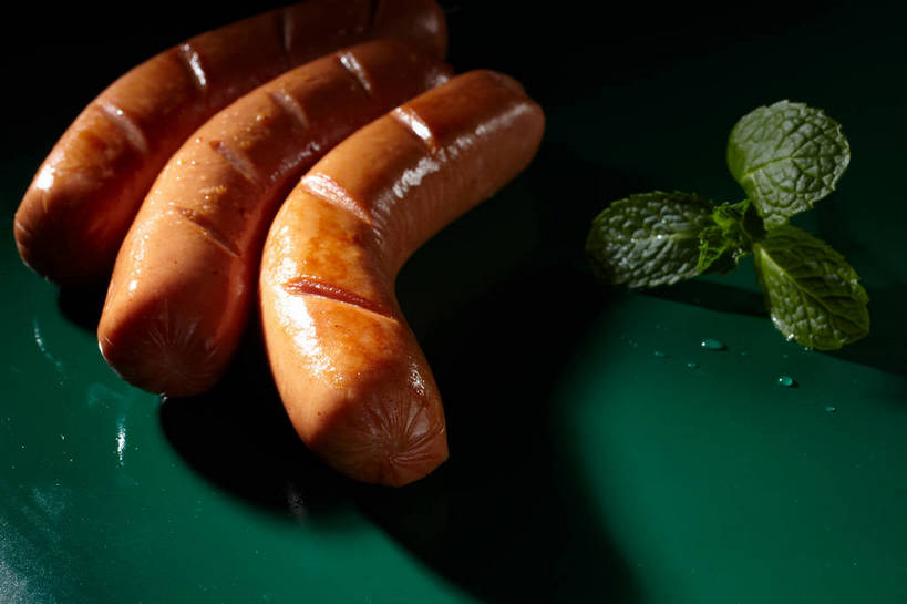 无人,横图,俯视,室内,特写,白天,烹饪,中餐,水,餐桌,桌子,三根,一排,切开,绿色背景,阴影,整齐,反射,液体,影子,水滴,香肠,薄荷,料理,食品,银丹草,腊肠,烤香肠,菜肴,美食,食物,排列,切,中式,摄影,佳肴,影棚,潮湿,餐台,中华料理,队列,摄影棚,剖面,切面,湿润,斑叶凤梨薄荷,夜息香,彩图,高角度拍摄,影棚拍摄,拍摄,shjb1