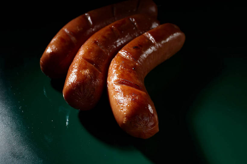 无人,横图,俯视,室内,特写,白天,烹饪,中餐,餐桌,桌子,三根,一排,切开,绿色背景,阴影,整齐,反射,影子,香肠,料理,食品,腊肠,烤香肠,菜肴,美食,食物,排列,切,中式,摄影,佳肴,影棚,潮湿,餐台,中华料理,队列,摄影棚,剖面,切面,湿润,彩图,高角度拍摄,影棚拍摄,拍摄,shjb1