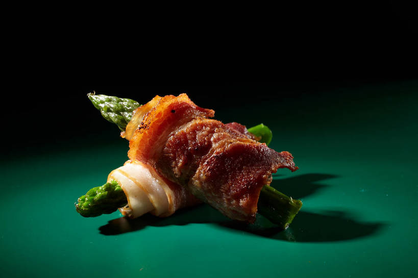 无人,横图,俯视,室内,特写,白天,烹饪,西餐,餐桌,桌子,芦笋,蔬菜,一堆,绿色背景,阴影,堆叠,堆积,新鲜,反射,影子,肉,料理,食品,培根,猪肉,菜肴,美食,肉类,食物,两个,西式,摄影,佳肴,有机食品,绿色食品,影棚,餐台,堆,摄影棚,肉食,豚肉,猪尾巴,药鸡豆子,石刁柏,蚂蚁杆,龙须菜,狼尾巴根,彩图,高角度拍摄,影棚拍摄,拍摄,烟肉,腌熏,shjb1,培根芦笋卷