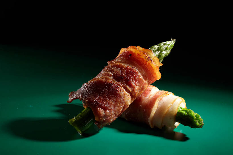 无人,横图,俯视,室内,特写,白天,烹饪,西餐,餐桌,桌子,芦笋,蔬菜,一堆,绿色背景,阴影,堆叠,堆积,新鲜,反射,影子,肉,料理,食品,培根,猪肉,菜肴,美食,肉类,食物,两个,西式,摄影,佳肴,有机食品,绿色食品,影棚,餐台,堆,摄影棚,肉食,豚肉,猪尾巴,药鸡豆子,石刁柏,蚂蚁杆,龙须菜,狼尾巴根,彩图,高角度拍摄,影棚拍摄,拍摄,烟肉,腌熏,shjb1,培根芦笋卷