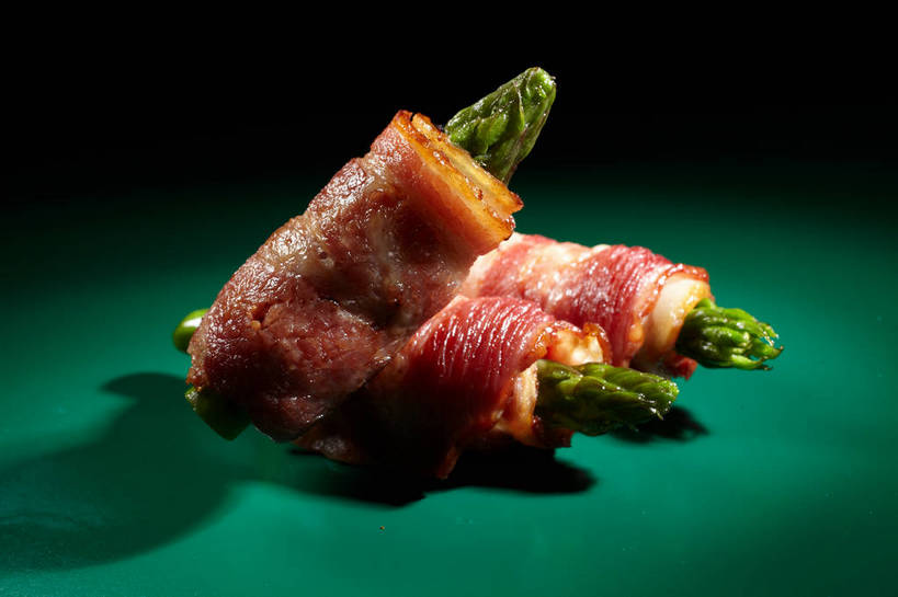 无人,横图,俯视,室内,特写,白天,烹饪,西餐,餐桌,桌子,芦笋,蔬菜,一堆,绿色背景,阴影,堆叠,堆积,新鲜,反射,影子,肉,料理,食品,培根,猪肉,菜肴,美食,肉类,食物,三个,西式,摄影,佳肴,有机食品,绿色食品,影棚,餐台,堆,摄影棚,肉食,豚肉,猪尾巴,药鸡豆子,石刁柏,蚂蚁杆,龙须菜,狼尾巴根,彩图,高角度拍摄,影棚拍摄,拍摄,烟肉,腌熏,shjb1,培根芦笋卷