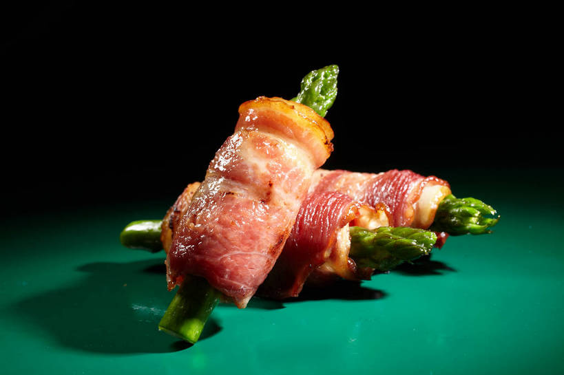 无人,横图,俯视,室内,特写,白天,烹饪,西餐,餐桌,桌子,芦笋,蔬菜,一堆,绿色背景,阴影,堆叠,堆积,新鲜,反射,影子,肉,料理,食品,培根,猪肉,菜肴,美食,肉类,食物,三个,西式,摄影,佳肴,有机食品,绿色食品,影棚,餐台,堆,摄影棚,肉食,豚肉,猪尾巴,药鸡豆子,石刁柏,蚂蚁杆,龙须菜,狼尾巴根,彩图,高角度拍摄,影棚拍摄,拍摄,烟肉,腌熏,shjb1,培根芦笋卷