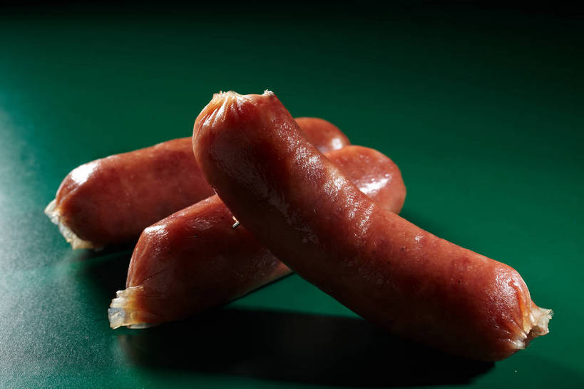 无人,横图,俯视,室内,特写,白天,烹饪,中餐,餐桌,桌子,三根,一堆,绿色背景,阴影,堆叠,堆积,反射,影子,香肠,料理,食品,腊肠,烤香肠,菜肴,美食,食物,红色,中式,摄影,佳肴,影棚,餐台,中华料理,堆,摄影棚,彩图,高角度拍摄,影棚拍摄,拍摄,shjb1