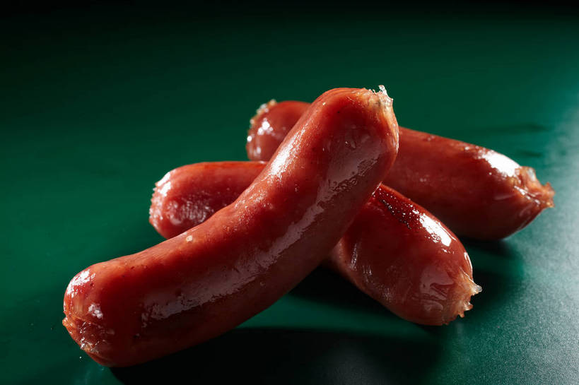 无人,横图,俯视,室内,特写,白天,烹饪,中餐,餐桌,桌子,三根,一堆,绿色背景,阴影,堆叠,堆积,反射,影子,香肠,料理,食品,腊肠,烤香肠,菜肴,美食,食物,红色,中式,摄影,佳肴,影棚,餐台,中华料理,堆,摄影棚,彩图,高角度拍摄,影棚拍摄,拍摄,shjb1