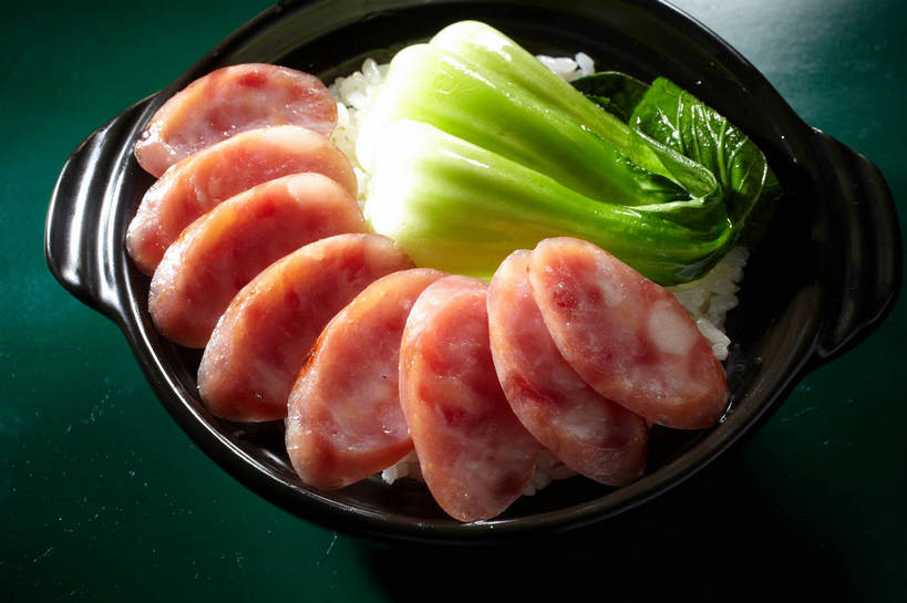 米饭,无人,横图,俯视,室内,特写,白天,烹饪,中餐,餐桌,桌子,辣椒,蔬菜,一排,许多,绿色背景,新鲜,整齐,并列,并排,陶瓷,青菜,调味,肉,香肠,香料,佐料,料理,食品,陶瓷制品,腊肠,饭,很多,猪肉,菜肴,美食,肉类,食物,排列,一个,红色,容器,碗,中式,摄影,佳肴,有机食品,绿色食品,影棚,单个,餐台,中华料理,储藏,五谷,配料,储存,队列,摄影棚,小白菜,平行,肉食,辣角,红海椒,大椒,辣虎,广椒,豚肉,作料,不结球白菜,广东菜,粤菜,辣子,红辣椒,海椒,番椒,彩图,高角度拍摄,影棚拍摄,拍摄,煲仔饭,瓦煲饭,贮存,shjb1,腊味煲仔饭