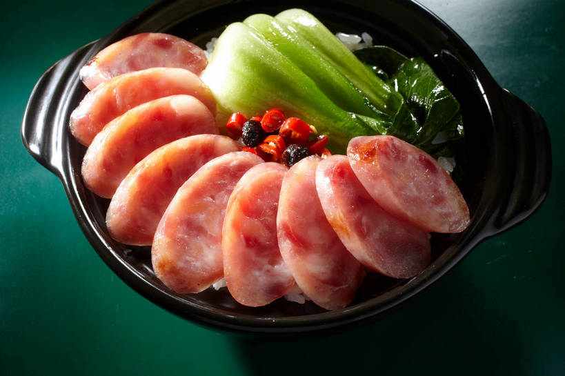 米饭,无人,横图,俯视,室内,特写,白天,烹饪,中餐,餐桌,桌子,辣椒,蔬菜,一排,许多,绿色背景,新鲜,整齐,并列,并排,陶瓷,青菜,调味,肉,香肠,香料,佐料,料理,食品,陶瓷制品,腊肠,饭,调味品,很多,调味料,猪肉,菜肴,美食,肉类,食物,排列,一个,红色,容器,碗,中式,摄影,佳肴,有机食品,绿色食品,影棚,单个,餐台,中华料理,储藏,五谷,配料,储存,队列,摄影棚,小白菜,豆豉,平行,肉食,辣角,红海椒,大椒,辣虎,广椒,豚肉,作料,不结球白菜,广东菜,粤菜,辣子,红辣椒,海椒,番椒,彩图,高角度拍摄,影棚拍摄,拍摄,煲仔饭,瓦煲饭,贮存,shjb1,腊味煲仔饭