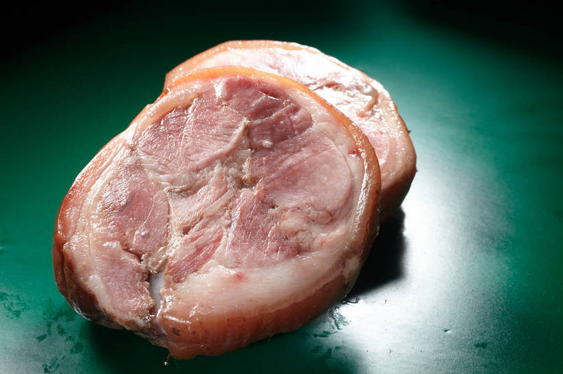 无人,横图,俯视,室内,特写,白天,水,餐桌,桌子,两块,绿色背景,阴影,反射,液体,影子,水滴,肉,猪肉,肉类,摄影,影棚,餐台,摄影棚,横截面,剖面,肉食,蹄髈,豚肉,截面,截面图形,彩图,高角度拍摄,影棚拍摄,拍摄,肘子,蹄膀,shjb1