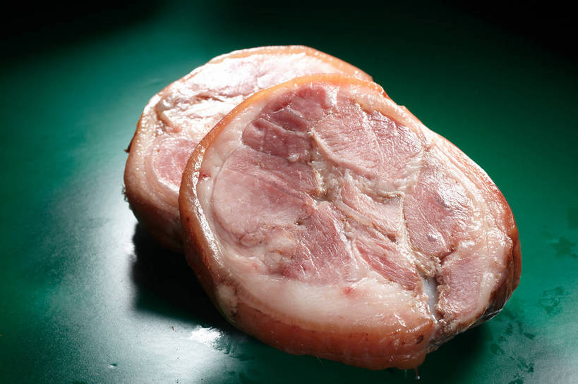 无人,横图,俯视,室内,特写,白天,水,餐桌,桌子,两块,绿色背景,阴影,反射,液体,影子,水滴,肉,猪肉,肉类,摄影,影棚,餐台,摄影棚,横截面,剖面,肉食,蹄髈,豚肉,截面,截面图形,彩图,高角度拍摄,影棚拍摄,拍摄,肘子,蹄膀,shjb1