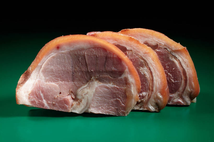 无人,横图,室内,特写,白天,正面,餐桌,桌子,三块,一排,绿色背景,阴影,整齐,反射,影子,肉,猪肉,肉类,排列,摄影,影棚,餐台,队列,摄影棚,横截面,剖面,肉食,蹄髈,豚肉,截面,截面图形,彩图,影棚拍摄,拍摄,肘子,蹄膀,shjb1