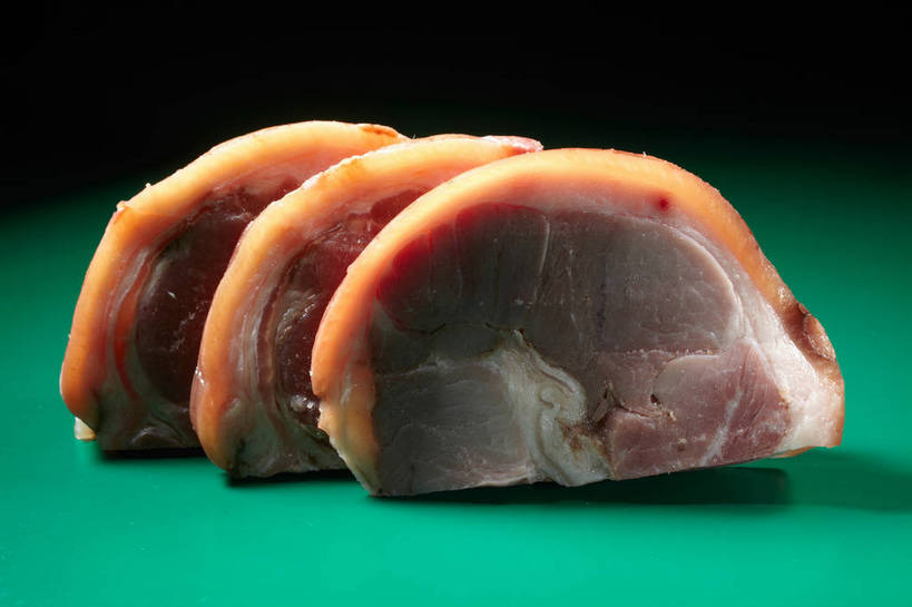 无人,横图,室内,特写,白天,正面,餐桌,桌子,三块,一排,绿色背景,阴影,整齐,反射,影子,肉,猪肉,肉类,排列,摄影,影棚,餐台,队列,摄影棚,横截面,剖面,肉食,蹄髈,豚肉,截面,截面图形,彩图,影棚拍摄,拍摄,肘子,蹄膀,shjb1