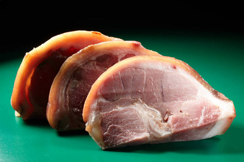 无人,横图,俯视,室内,特写,白天,餐桌,桌子,三块,一排,绿色背景,阴影,整齐,反射,影子,肉,猪肉,肉类,排列,摄影,影棚,餐台,队列,摄影棚,横截面,剖面,肉食,蹄髈,豚肉,截面,截面图形,彩图,高角度拍摄,影棚拍摄,拍摄,肘子,蹄膀,shjb1
