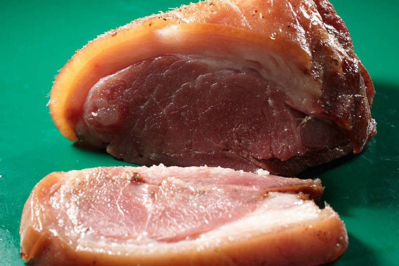 无人,横图,俯视,室内,特写,白天,餐桌,桌子,两块,切开,绿色背景,阴影,反射,影子,肉,猪肉,肉类,切,摄影,影棚,餐台,摄影棚,剖面,肉食,蹄髈,切面,豚肉,彩图,高角度拍摄,影棚拍摄,拍摄,肘子,蹄膀,shjb1