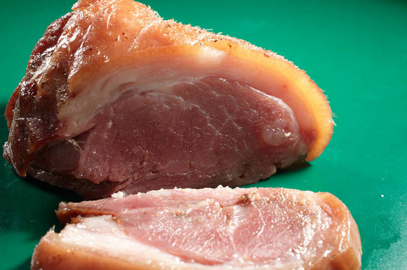 无人,横图,俯视,室内,特写,白天,餐桌,桌子,两块,切开,绿色背景,阴影,反射,影子,肉,猪肉,肉类,切,摄影,影棚,餐台,摄影棚,剖面,肉食,蹄髈,切面,豚肉,彩图,高角度拍摄,影棚拍摄,拍摄,肘子,蹄膀,shjb1