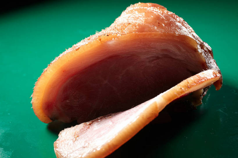 无人,横图,俯视,室内,特写,白天,餐桌,桌子,一块,切开,绿色背景,阴影,反射,影子,肉,猪肉,肉类,切,摄影,影棚,餐台,摄影棚,剖面,肉食,蹄髈,切面,豚肉,彩图,高角度拍摄,影棚拍摄,拍摄,肘子,蹄膀,shjb1