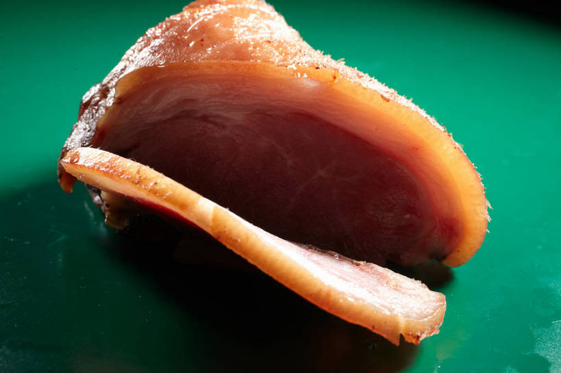 无人,横图,俯视,室内,特写,白天,餐桌,桌子,一块,切开,绿色背景,阴影,反射,影子,肉,猪肉,肉类,切,摄影,影棚,餐台,摄影棚,剖面,肉食,蹄髈,切面,豚肉,彩图,高角度拍摄,影棚拍摄,拍摄,肘子,蹄膀,shjb1