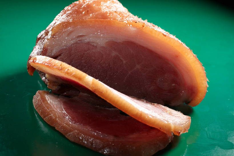 无人,横图,俯视,室内,特写,白天,餐桌,桌子,三块,切开,绿色背景,阴影,反射,影子,肉,猪肉,肉类,切,摄影,影棚,餐台,摄影棚,剖面,肉食,蹄髈,切面,豚肉,彩图,高角度拍摄,影棚拍摄,拍摄,肘子,蹄膀,shjb1