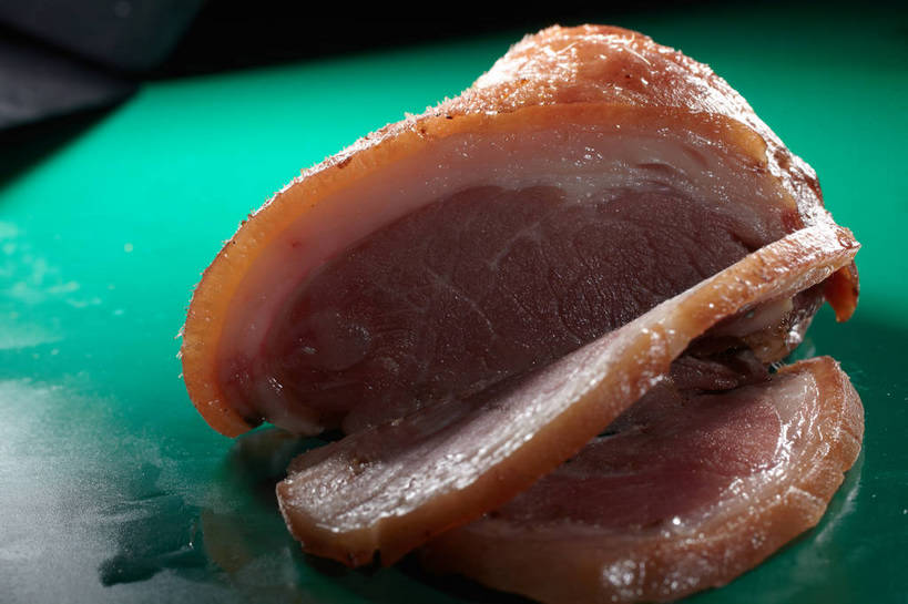 无人,横图,俯视,室内,特写,白天,水,餐桌,桌子,三块,切开,绿色背景,阴影,反射,液体,影子,水滴,肉,猪肉,肉类,切,摄影,影棚,潮湿,餐台,摄影棚,剖面,肉食,蹄髈,切面,豚肉,湿润,彩图,高角度拍摄,影棚拍摄,拍摄,肘子,蹄膀,shjb1