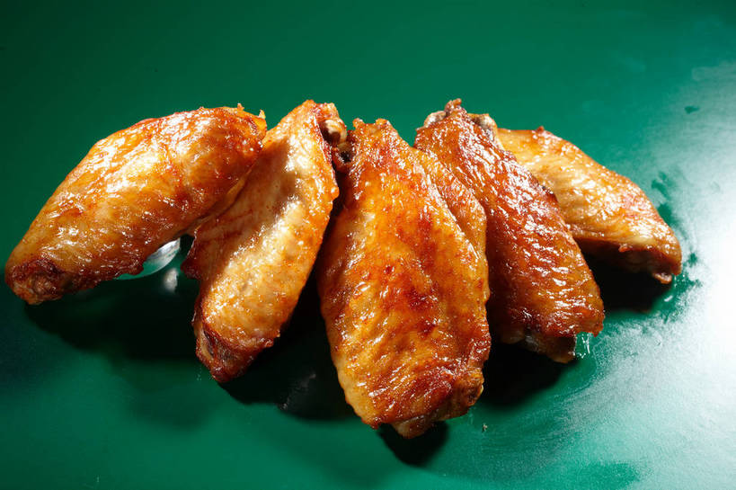 无人,横图,俯视,室内,特写,白天,烹饪,餐桌,桌子,五个,一排,许多,绿色背景,阴影,整齐,反射,影子,鸡肉,肉,料理,食品,鸡翅,菜肴,美食,肉类,食物,排列,摄影,佳肴,影棚,餐台,队列,摄影棚,肉食,烤鸡翅,彩图,高角度拍摄,影棚拍摄,拍摄,shjb1