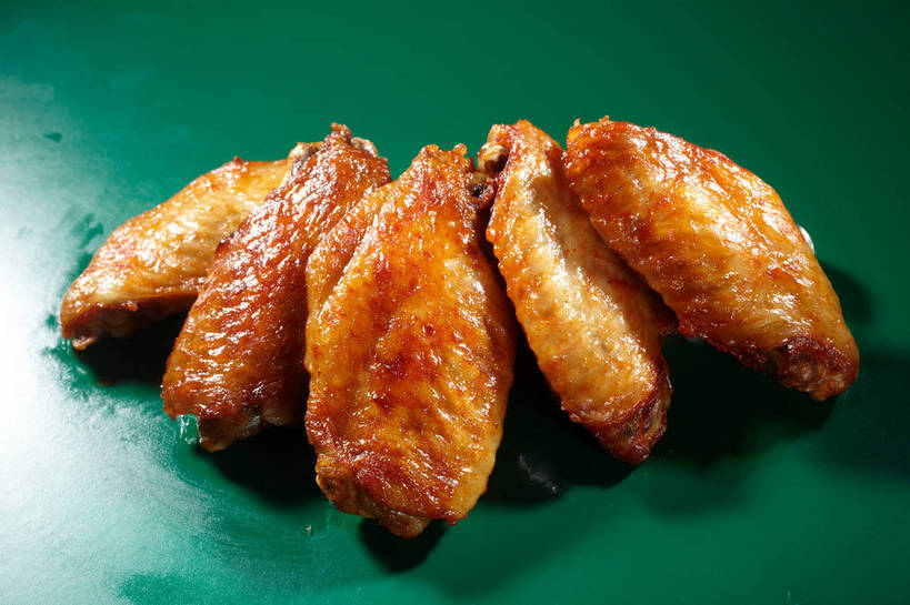 无人,横图,俯视,室内,特写,白天,烹饪,餐桌,桌子,五个,一排,许多,绿色背景,阴影,整齐,反射,影子,鸡肉,肉,料理,食品,鸡翅,菜肴,美食,肉类,食物,排列,摄影,佳肴,影棚,餐台,队列,摄影棚,肉食,烤鸡翅,彩图,高角度拍摄,影棚拍摄,拍摄,shjb1