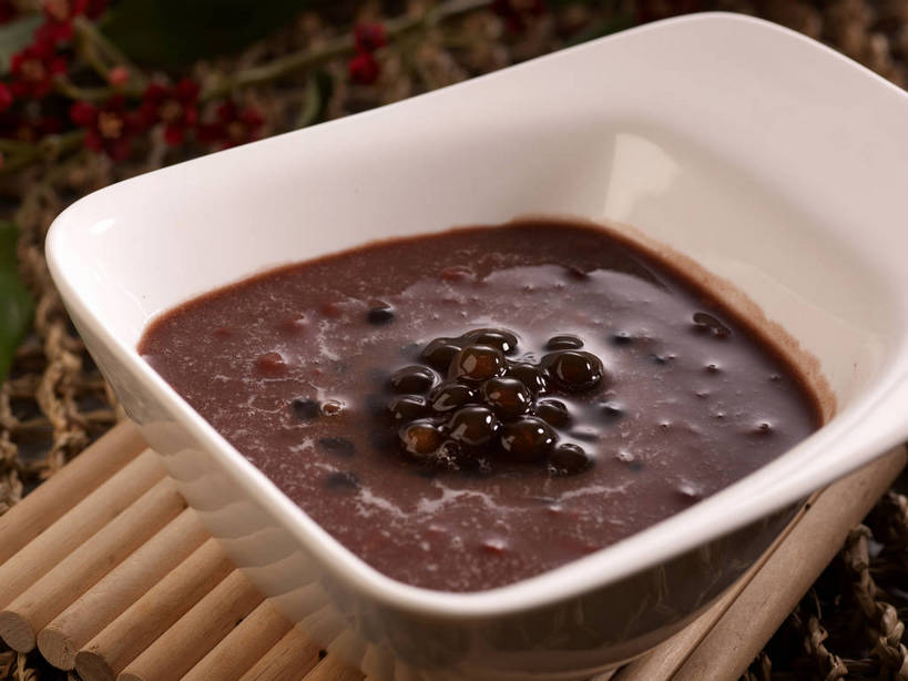 点心,无人,横图,俯视,室内,特写,白天,爱情,餐桌,桌子,蔬菜,竹制,新鲜,装饰,盛开,陶瓷,红豆,食品,甜点,甜品,红豆沙,相思豆,陶瓷制品,花蕾,花,花瓣,花朵,鲜花,食物,一个,红色,白色,容器,垫子,碗,甜食,花苞,花蕊,冬青,有机食品,绿色食品,单个,餐台,储藏,华丽,修饰,点缀,竹制品,储存,豆沙,相思,衬托,美观,雅致,雅观,彩图,高角度拍摄,贮存,豆蓉,红豆泥,shjb1