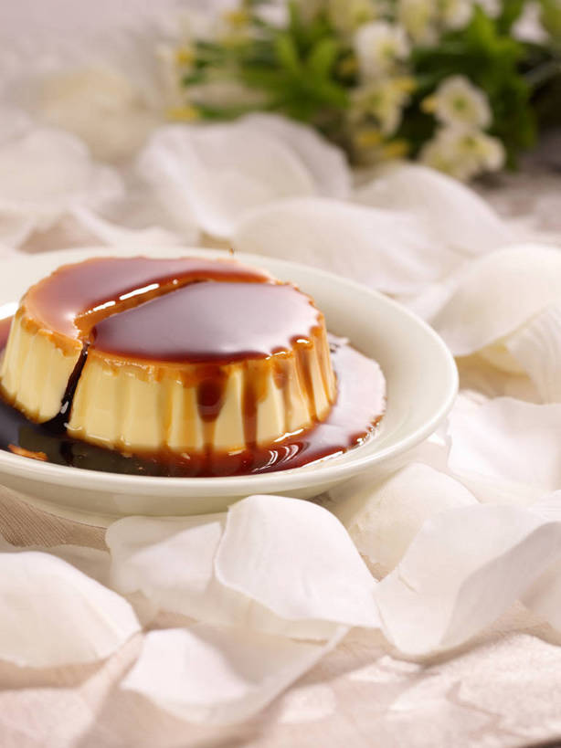 点心,无人,竖图,俯视,室内,特写,白天,餐桌,桌子,阴影,朦胧,模糊,装饰,盛开,反射,影子,陶瓷,食品,布丁,甜点,甜品,褐色,陶瓷制品,花蕾,花,花瓣,花朵,鲜花,食物,一个,黄色,白色,容器,碗,果冻,甜食,零食,花苞,花蕊,单个,餐台,储藏,华丽,修饰,点缀,储存,啫喱,焦糖,焦糖布丁,衬托,美观,雅致,雅观,彩图,高角度拍摄,食品添加剂,添加剂,酱色,焦糖色,着色剂,贮存,shjb1