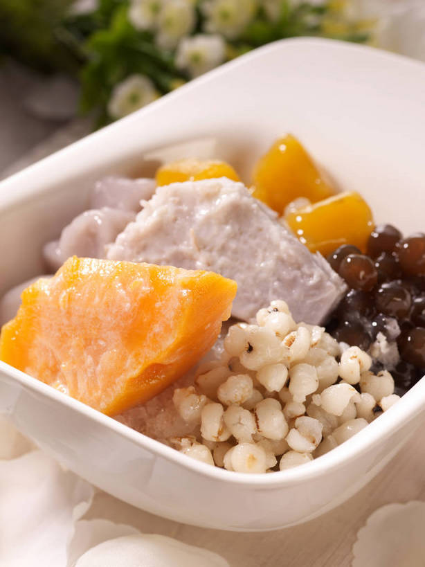 点心,无人,竖图,俯视,室内,特写,白天,餐桌,桌子,红薯,蔬菜,一堆,许多,阴影,堆叠,堆积,新鲜,装饰,反射,影子,珍珠,陶瓷,芋头,食品,甜点,甜品,陶瓷制品,很多,花蕾,中药,花,花瓣,花朵,鲜花,食物,一个,白色,容器,碗,甜食,花苞,花蕊,毛芋,毛芋头,芋奶,有机食品,绿色食品,单个,餐台,储藏,堆,华丽,修饰,点缀,储存,薏米,薏仁,衬托,美观,雅致,雅观,青芋,苡米,苡仁,薏苡仁,米仁,芋子,芋艿,山芋,甘薯,番薯,地瓜,彩图,高角度拍摄,芋圆,贮存,shjb1,古早芋圆冰