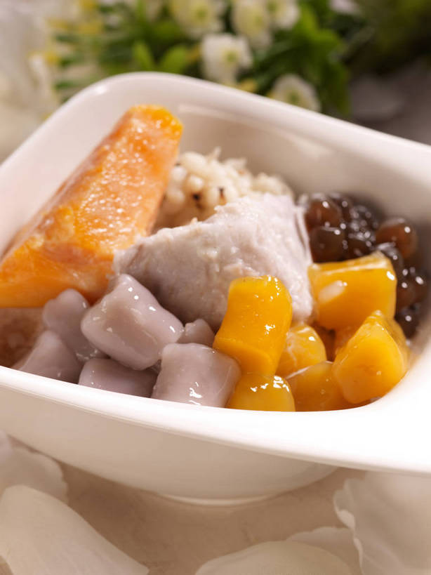 点心,无人,竖图,俯视,室内,特写,白天,餐桌,桌子,红薯,蔬菜,一堆,许多,阴影,堆叠,堆积,新鲜,装饰,反射,影子,珍珠,陶瓷,芋头,食品,甜点,甜品,陶瓷制品,很多,花蕾,中药,花,花瓣,花朵,鲜花,食物,一个,白色,容器,碗,甜食,花苞,花蕊,毛芋,毛芋头,芋奶,有机食品,绿色食品,单个,餐台,储藏,堆,华丽,修饰,点缀,储存,薏米,薏仁,衬托,美观,雅致,雅观,青芋,苡米,苡仁,薏苡仁,米仁,芋子,芋艿,山芋,甘薯,番薯,地瓜,彩图,高角度拍摄,芋圆,贮存,shjb1,古早芋圆冰