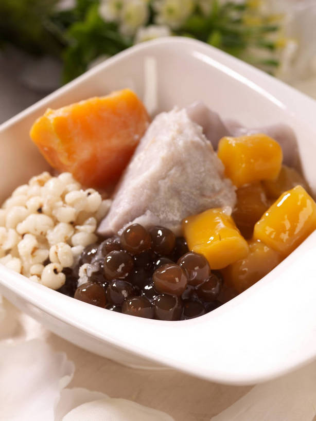 点心,无人,竖图,俯视,室内,特写,白天,餐桌,桌子,红薯,蔬菜,一堆,许多,阴影,堆叠,堆积,新鲜,装饰,反射,影子,珍珠,陶瓷,芋头,食品,甜点,甜品,陶瓷制品,很多,花蕾,中药,花,花瓣,花朵,鲜花,食物,一个,白色,容器,碗,甜食,花苞,花蕊,毛芋,毛芋头,芋奶,有机食品,绿色食品,单个,餐台,储藏,堆,华丽,修饰,点缀,储存,薏米,薏仁,衬托,美观,雅致,雅观,青芋,苡米,苡仁,薏苡仁,米仁,芋子,芋艿,山芋,甘薯,番薯,地瓜,彩图,高角度拍摄,芋圆,贮存,shjb1,古早芋圆冰