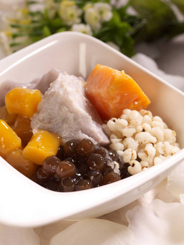 点心,无人,竖图,俯视,室内,特写,白天,餐桌,桌子,红薯,蔬菜,一堆,许多,阴影,堆叠,堆积,新鲜,装饰,反射,影子,珍珠,陶瓷,芋头,食品,甜点,甜品,陶瓷制品,很多,花蕾,中药,花,花瓣,花朵,鲜花,食物,一个,白色,容器,碗,甜食,花苞,花蕊,毛芋,毛芋头,芋奶,有机食品,绿色食品,单个,餐台,储藏,堆,华丽,修饰,点缀,储存,薏米,薏仁,衬托,美观,雅致,雅观,青芋,苡米,苡仁,薏苡仁,米仁,芋子,芋艿,山芋,甘薯,番薯,地瓜,彩图,高角度拍摄,芋圆,贮存,shjb1,古早芋圆冰