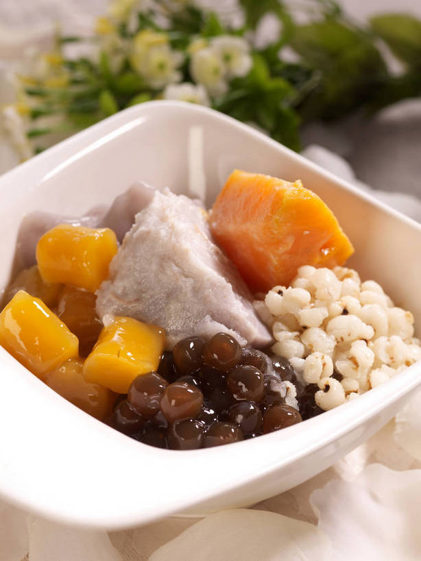 点心,无人,竖图,俯视,室内,特写,白天,餐桌,桌子,红薯,蔬菜,一堆,许多,阴影,堆叠,堆积,新鲜,装饰,反射,影子,珍珠,陶瓷,芋头,食品,甜点,甜品,陶瓷制品,很多,花蕾,中药,花,花瓣,花朵,鲜花,食物,一个,白色,容器,碗,甜食,花苞,花蕊,毛芋,毛芋头,芋奶,有机食品,绿色食品,单个,餐台,储藏,堆,华丽,修饰,点缀,储存,薏米,薏仁,衬托,美观,雅致,雅观,青芋,苡米,苡仁,薏苡仁,米仁,芋子,芋艿,山芋,甘薯,番薯,地瓜,彩图,高角度拍摄,芋圆,贮存,shjb1,古早芋圆冰