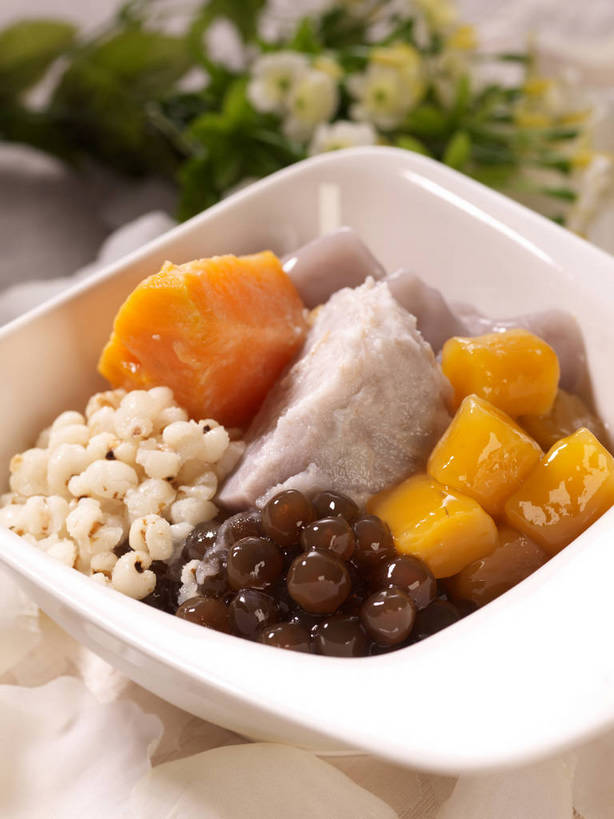 点心,无人,竖图,俯视,室内,特写,白天,餐桌,桌子,红薯,蔬菜,一堆,许多,阴影,堆叠,堆积,新鲜,装饰,反射,影子,珍珠,陶瓷,芋头,食品,甜点,甜品,陶瓷制品,很多,花蕾,中药,花,花瓣,花朵,鲜花,食物,一个,白色,容器,碗,甜食,花苞,花蕊,毛芋,毛芋头,芋奶,有机食品,绿色食品,单个,餐台,储藏,堆,华丽,修饰,点缀,储存,薏米,薏仁,衬托,美观,雅致,雅观,青芋,苡米,苡仁,薏苡仁,米仁,芋子,芋艿,山芋,甘薯,番薯,地瓜,彩图,高角度拍摄,芋圆,贮存,shjb1,古早芋圆冰