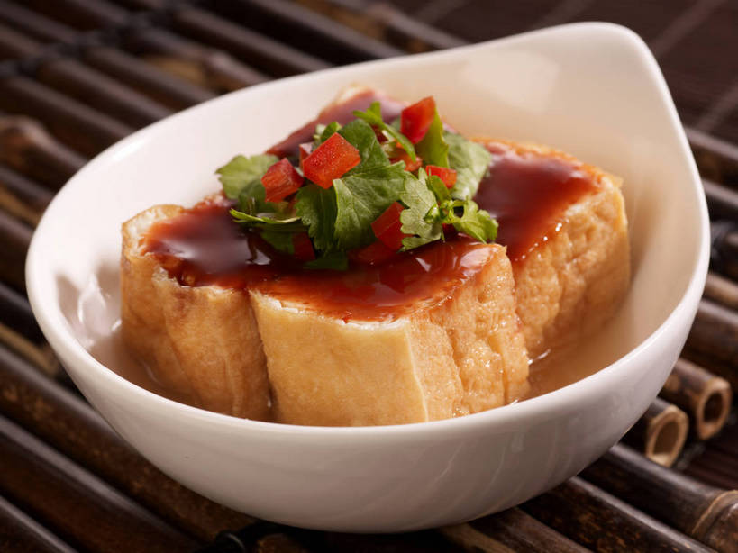 豆腐,无人,横图,俯视,室内,特写,白天,烹饪,中餐,餐桌,桌子,辣椒,蔬菜,一排,竹制,新鲜,整齐,并列,并排,陶瓷,香菜,调料,酱料,酱汁,佐料,料理,食品,陶瓷制品,调味品,调味料,酱,菜肴,美食,食物,排列,一个,白色,容器,垫子,碗,四个,中式,佳肴,有机食品,绿色食品,单个,餐台,中华料理,储藏,竹制品,豆制品,储存,队列,平行,卤豆腐,辣角,红海椒,大椒,辣虎,广椒,胡菜,香荽,原荽,园荽,芫荽,胡荽,莞荽,芫茜,芫蓿,莚葛草,莚荽菜,辣子,红辣椒,海椒,番椒,彩图,高角度拍摄,闽菜,闽南菜,贮存,福建菜,shjb1