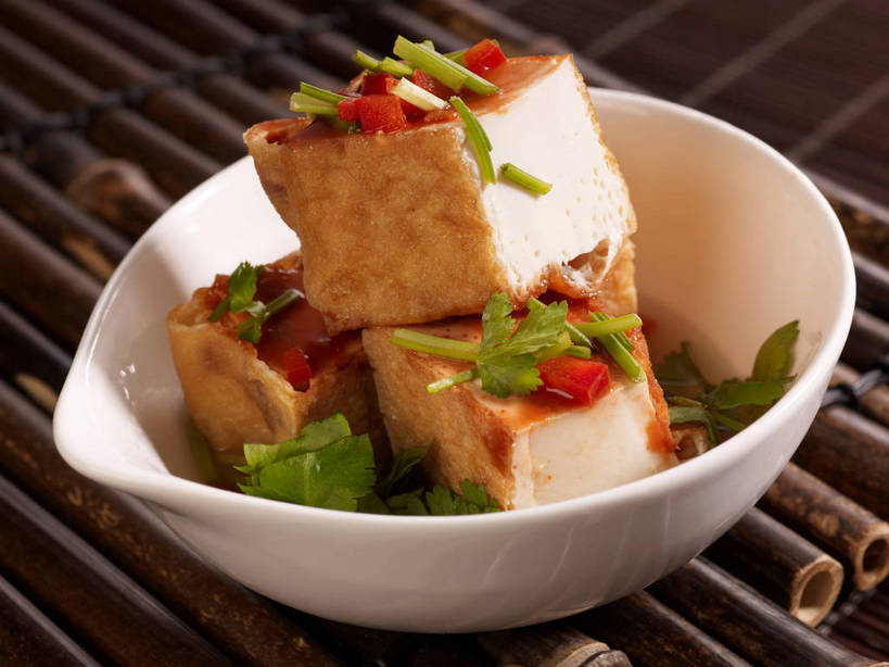 豆腐,无人,横图,俯视,室内,特写,白天,烹饪,中餐,餐桌,桌子,辣椒,蔬菜,一排,竹制,新鲜,整齐,陶瓷,香菜,调料,酱料,酱汁,佐料,料理,食品,陶瓷制品,调味品,调味料,酱,菜肴,美食,食物,排列,一个,白色,容器,垫子,碗,四个,中式,佳肴,有机食品,绿色食品,单个,餐台,中华料理,储藏,堆,竹制品,豆制品,储存,队列,卤豆腐,辣角,红海椒,大椒,辣虎,广椒,胡菜,香荽,原荽,园荽,芫荽,胡荽,莞荽,芫茜,芫蓿,莚葛草,莚荽菜,辣子,红辣椒,海椒,番椒,彩图,高角度拍摄,闽菜,闽南菜,贮存,福建菜,shjb1