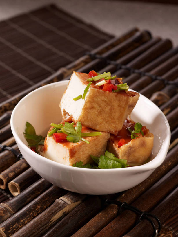 豆腐,无人,竖图,俯视,室内,特写,白天,烹饪,中餐,餐桌,桌子,辣椒,蔬菜,一排,竹制,新鲜,整齐,陶瓷,香菜,调料,酱料,酱汁,佐料,料理,食品,陶瓷制品,调味品,调味料,酱,菜肴,美食,食物,排列,一个,白色,容器,垫子,碗,四个,中式,佳肴,有机食品,绿色食品,单个,餐台,中华料理,储藏,堆,竹制品,豆制品,储存,队列,卤豆腐,辣角,红海椒,大椒,辣虎,广椒,胡菜,香荽,原荽,园荽,芫荽,胡荽,莞荽,芫茜,芫蓿,莚葛草,莚荽菜,辣子,红辣椒,海椒,番椒,彩图,高角度拍摄,闽菜,闽南菜,贮存,福建菜,shjb1